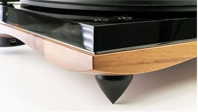 Gold Note Giglio platespiller i valnøtt med B-5.1 tonearmen, valnøtt finish, sidevisning, svart tallerken, lys tonearm i tre