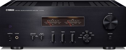 Yamaha A-S1100 sort højglanslakeret stereoforstærker, set forfra, sort front med knapper, drejeknapper og stik, 2 nålevumetre
