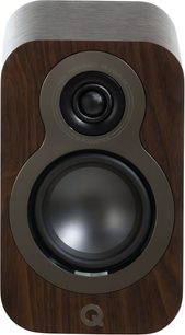 Přední pohled na knihovní reproduktor Q Acoustics 3010c, obdélníkový box se zaoblenými rohy v ořechovém dýhovém provedení, tmavý čelní panel s vestavěným černým výškovým reproduktorem nahoře a basovým reproduktorem dole