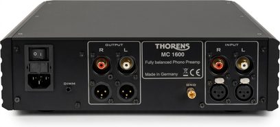 Thorens MC 1600 phono-voorversterker zwart, achteraanzicht met RCA- en XLR-ingangen en -uitgangen en netschakelaar