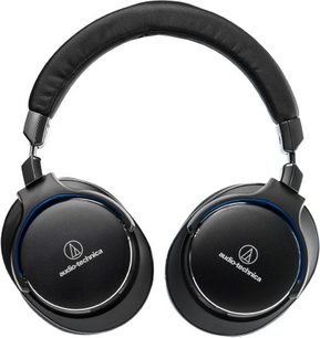 Lukket circumaural hovedtelefon Audio Technica ATH-MSR7 i sort, set forfra, med oval hovedbøjle og ørekåber i blankt plastik