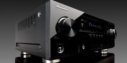 Pioneer VSX-1021-K sort hjemmebiografsforstærker, set lidt fra siden forfra, med synlige knapper og stik