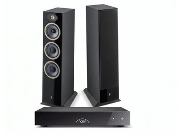 Hi-Fi комплект с две черни подовостоящи тонколони Focal, със и без решетка, и черен усилвател Naim