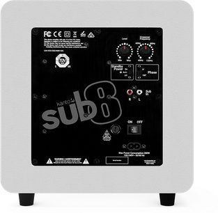 Касон за ниски честоти Kanto SUB8 от матиран бял MDF, заден изглед с черен контролен панел, оборудван с два рифлени потенциометъра, селектори и RCA гнезда, поставен на четири черни гумени крачета