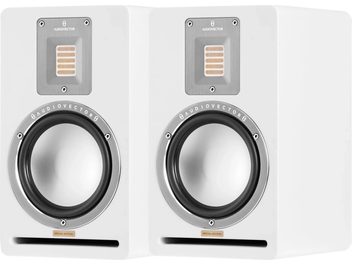 Paire d’enceintes bibliothèque AudioVector QR1 SE blanches en coffret bois finition mate, vue de face, avec tweeter à ruban encastré dans plaque aluminium brossé, woofer à cône argenté cerclé métal et évent horizontal bass-reflex en bas de façade