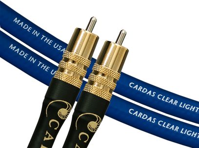 Dva pozlacené RCA konektory na tmavě modrých kabelech, s označením "Made in the USA" a "Cardas Clear Light"
