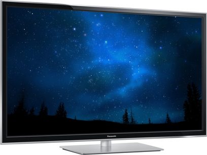 Panasonic TX-P42ST60E-tv, der viser en mørkeblå stjernehimmel med silhuetter af træer i forgrunden