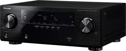 Czarny amplituner kina domowego Pioneer VSX-521, widok z przodu, przyciski i gniazda na przednim panelu, dwie srebrne pokrętła regulacyjne