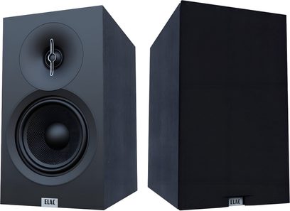 Par af Elac Debut 3.0 DB53 bøghøjttalere i sort, trækasser, en med grille, set fra trekvart forfra