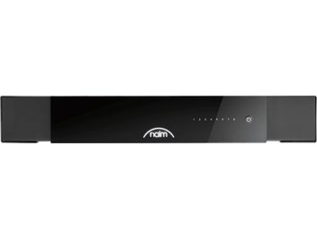 Naim Audio CI-NAP 108 daudzkanālu pastiprinātājs, skats no priekšpuses, melna, taisnstūrveida korpuss ar logotipu, pogām un indikatoriem labajā pusē