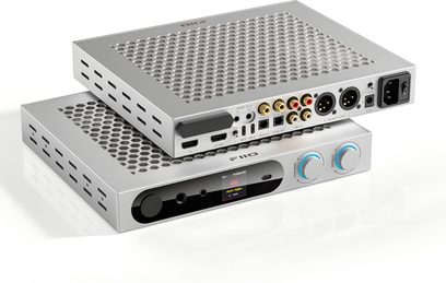 Preamplificatore cuffie hi-fi FiiO K19 argento in alluminio, vista prospettica con due unità impilate che mostrano il pannello frontale nero con schermo a colori, prese per cuffie e doppi pulsanti cerchiati di blu, oltre al pannello posteriore ricco di connettori RCA, XLR, USB e alimentazione
