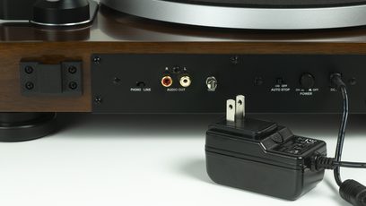 Giradischi hi-fi Music Hall Classic in noce, vista frontale ravvicinata sui connettori e i comandi posteriori