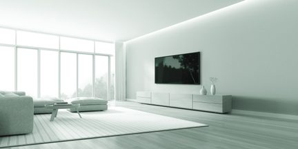 Moderne, minimalistisk stue med lys grå hjørnesofa, TV-møbel i træ, stor vægmonteret fladskærm og lys glasfacade