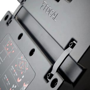 Indbygget Focal 300 ICLCR5 højtaler i metalgrå, set fra siden med stik og indgraveret logo
