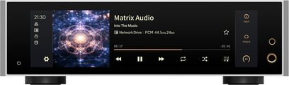 Аудио мрежов плеър Matrix Audio TS-1 на Matrix Audio, цвят черен и сребрист, алуминиева конструкция с преден черен стъклен панел, интегриращ голям сензорен екран, преден изглед, оборудван с две златни заобиколени изходи за слушалки отдясно и поставен на две цилиндрични крачета