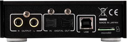 Fostex HP-A4 svart hodetelefonforforsterker, bakside, RCA-kontakter, optisk, koaksialkabel, USB og microSD, merket "MADE IN JAPAN" og "CE"