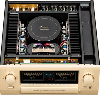 Amplificateur hi-fi Accuphase E-6000, façade dorée à deux vumètres et composants internes visibles en vue de dessus