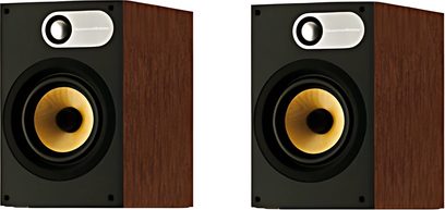 To Bowers & Wilkins 686 akustiske højttalere i mørkt træ, set forfra, med sorte og gule højttalerenheder