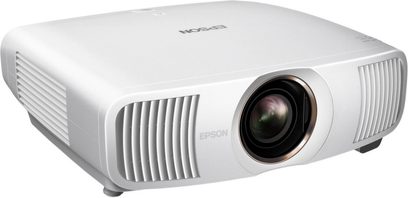 Epson EB-QB1000 hvid projektor, set fra en vinkel, glat overflade, central linse, sidegitter, sorte fødder
