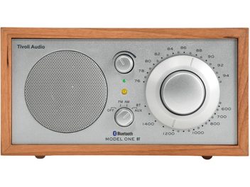 Ραδιόφωνο τραπεζιού Tivoli Model One BT κερασιά ασημί με πρόσοψη αλουμινίου, μεγάλο στρογγυλό κουμπί και ηχείο αριστερά, όψη από μπροστά