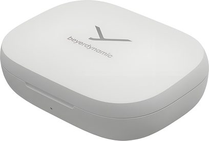 Estuche de carga de plástico blanco mate Beyerdynamic Amiron 200, de forma ovalada con bordes redondeados, vista en tres cuartos desde arriba