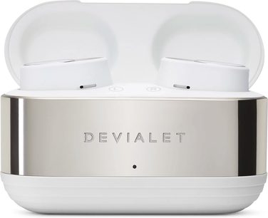 Bílý oválný pouzdro s víčkem, stříbrné logo "DEVIALET" na přední straně, dva sloty pro bezdrátová sluchátka