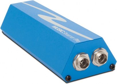 Modrý audio DAC převodník HRT Music Streamer Pro se dvěma stříbrnými RCA konektory na přední straně