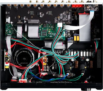 Carte électronique de préampli Emotiva XMC-1 avec composants, connecteurs audio/vidéo et câbles colorés, vue de dessus