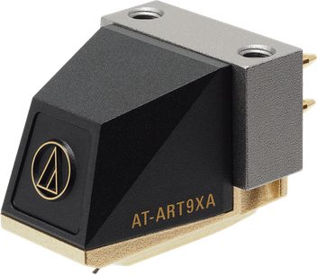 Celulă pick-up pentru pick-up-uri Audio Technica AT-ART9XA, neagră și aurie, vedere de trei sferturi din față, așezată pe un suport din lemn
