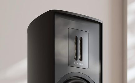 Sort Piega hi-fi gulvhøjttaler med blank front og lodret bånddiskant i close-up