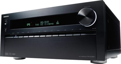 Předzesilovač domácího kina Onkyo PR-SC 5509, pohled z tříčtvrtečního úhlu, digitální displej, tlačítka a ovládací kolečko hlasitosti