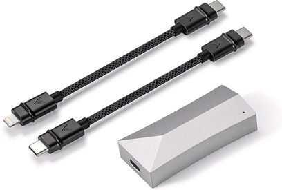 Přenosný audio konvertor AK-HC4, 2 černé opletené kabely s konektory USB-C a Lightning, stříbrné úhlové pouzdro