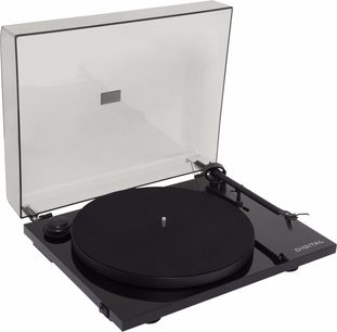 Pro-Ject Essential II Digital pladespiller i sort lak set forfra, gennemsigtigt støvlåg, tonearm