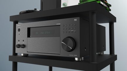 Černý AV receiver Onkyo TX-RZ70 s čelním panelem z kartáčovaného hliníku, velkým ovladačem hlasitosti a digitálním displejem