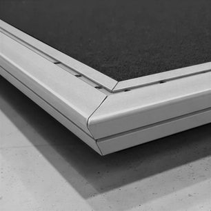 Absorbér Artnovion Luxor Quad v texturované černé s stříbrným rámem, detailní pohled na roh