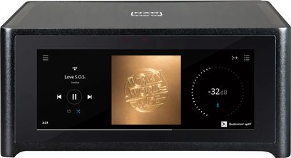 NAD M10 V3 sztereó hi-fi erősítő, előlről nézve, középső érintőképernyőn zene, albumborító, hangerő -32 dB