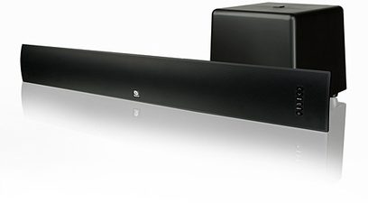 Černý soundbar Boston Acoustics TVee Model 25, pohled zepředu, s černým krychlovým subwooferem umístěným vpravo