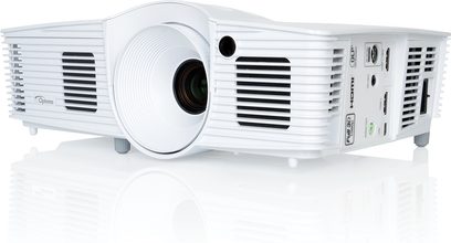 Optoma HD26 hvid videoprojektor set forfra, sort linse, ventilationsriste på siderne