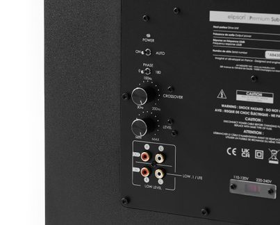 Zadní panel basového reproduktoru z černého kovu s přepínači Power/Phase, tlačítky Crossover a Level a RCA porty včetně LFE