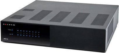 Černý vícekanálový výkonový zesilovač Anthem MDX16, pohled zepředu, 5 ventilačních mřížek, modrý LED displej, tlačítka