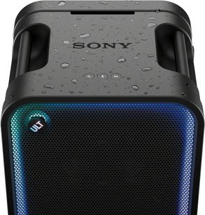 Bærbar svart Sony ULT TOWER MAX Bluetooth-høyttaler, sett forfra, gitter opplyst i blått og grønt, vått topphåndtak