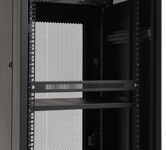 Audiovisuel rack Norstone Pro med ventilationspaneler, perforeret sekskantet gitter, sorte hylder og nummererede stolper