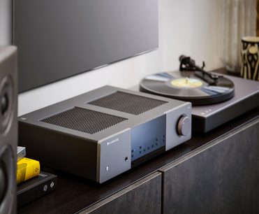 Cambridge Audio EXA100 integrált sztereó hi-fi erősítő, háromnegyedes nézet, frontpanel gombokkal és forgógombbal, felső ráccsal