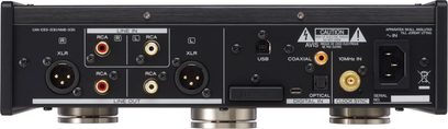 TEAC UD-505 sølvfarvet hovedtelefonforstærker, set forfra, RCA- og XLR-stik, hovedtelefonstik, USB-port, display, knapper
