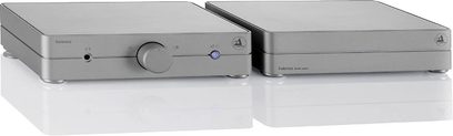Zwei ClearAudio Balance v2 Phono-Vorverstärker in Silber, rechteckige Metallgehäuse, Knöpfe und Anschlüsse auf der Vorderseite
