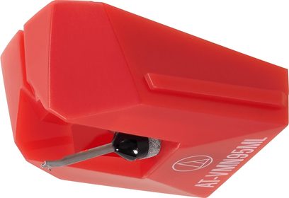 Diamante per testina giradischi AT-VMN95ML, struttura angolare rossa, puntina metallica fine, logo e testo bianchi visibili