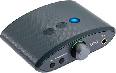 iFi Audio Uno audio DAC-konverter, svart teksturert kabinett, toppvisning, lysende blå knapp, jack- og USB-kontakter