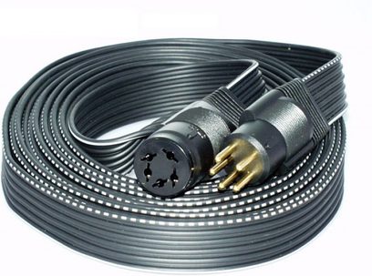 Prolunga elettrica nera a spirale di 5 metri con connettori metallici cilindrici alle estremità
