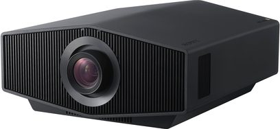 Proyector Sony BRAVIA Projector 8 negro VPL-XW6100ES, vista en perspectiva, carcasa rectangular negra, lente circular frontal rodeada por una rejilla vertical