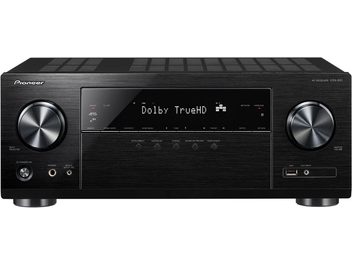 Pioneer VSX-831 sort home-cinema-forstærker, set forfra, sort front med sølvfarvede knapper og drejeknapper, LCD-skærm der viser "Dolby TrueHD", to sidetilsluttede højttalere